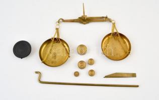 Kézi mérleg súly készlettel, eredeti fa dobozában, hiánytalan, 10×18 cm