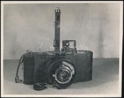 cca 1931 Kinszki Imre (1901-1945) budapesti fotóművész hagyatékából, pecséttel jelzett, vintage fotó (Kinsecta normál felszerelés), a szerző által fejlesztett/átalakított, közelfényképezésre is alkalmas, rollfilmes fényképezőgép, 12x15,1 cm