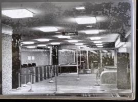 1970 Metro 1950-1970. Az M2 metróvonal építéséről és az új átadott állomásokról készített 84 db fotó 14x18 cm, átadási szalag, alkalmi boríték mappában. Néhány fotó a város más új műtárgyairól is. Fotós Karai Sándor.