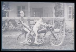 cca 1950 Motorkerékpár, a család büszkeségét mindenki felpróbálta, 6 db szabadon felhasználható vint...