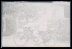 cca 1950 Motorkerékpár, a család büszkeségét mindenki felpróbálta, 6 db szabadon felhasználható vint...