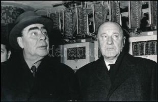 cca 1970 Brezsnyev és Kádár János, 2 db vintage fotó, az egyik feliratozott, 9x14 cm és 20,5x30 cm