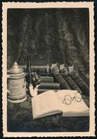 cca 1938 Thöresz Dezső (1902-1963) békéscsabai gyógyszerész és fotóművész hagyatékából, jelzés nélküli vintage fotó (Apám könyvei), 8,5x6 cm
