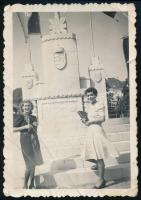 1943 Sepsiszentgyörgy, országzászló, fotó felületén törésnyomokkal, 9×6 cm