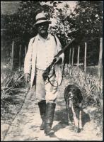 Kittenberger Kálmán (1881-1958) magyar Afrika-kutató testvére, Katona János, Kiskunfélegyházi Tanítóképző igazgatója kedvenc kutyájával, 23,5×17 cm