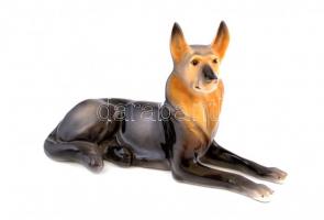 Hollóházi fekvő kutya (német juhász), kézzel festett, jelzett, apró kopásokkal, h: 20,5 cm