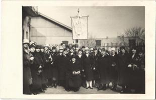 1930 Budapest XI. Kelenföldi Nő Egyesület zászlószentelési ünnepsége. Szent Erzsébet Egyesület csoportképe. photo