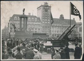cca 1941 Lipcse, hadi kiállítás, ágyú, tank, stb., pecséttel jelzett fotó, szakadással, 13×18 cm