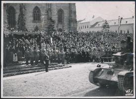 cca 1941 Lipcse, hadi kiállítás, ágyú, tank, stb., pecséttel jelzett fotó, szakadással, 13×18 cm