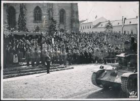 1940 Kolozsvár, bevonulás, Horthy Miklós kormányzó részvételével, tankkal, MFI fotó, felületén törésnyomok, 13×17 cm