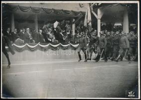 cca 1936 Az osztrák elnök fogadása, képen Horthy Miklóssal, MFI fotó, felületén törésnyomok, 12×17cm