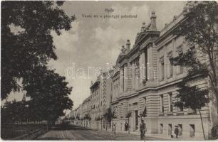 1908 Győr, Vásár tér, Pénzügyi palota, kerékpáros. W.L. 2078.