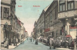 1908 Győr, Király utca, Belső Pál és Back Hermann üzlete, London sörcsarnok, Kalodont és Singer reklámplakátok, Divat-tár, tömeg