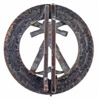 ~1950. "Kiváló Légvédelmi Felderító" fém jelvény piros posztón (40mm) T:2 / 
Hungary ~195...