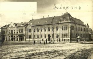 1940 Székelyhíd, Sacueni; Járásbíróság, Maximilián Stern üzlete, tél / county court, shop, winter. photo