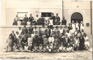 1928 Zamárdi, csoportképe a Felsőkereskedelmi iskolai tanárok üdülőháza előtt személyzettel. Schäffer Gyula fényképész. photo