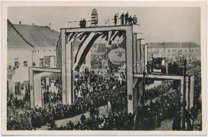 1938 Kassa, Kosice; bevonulás a Diadalkapu előtt. Hátoldalon magyar nemzetiszínü szalag / entry of the Hungarian troops in front of the triumphal arch. Hungarian ribbon on the backside + 1938 Kassa visszatért So. Stpl