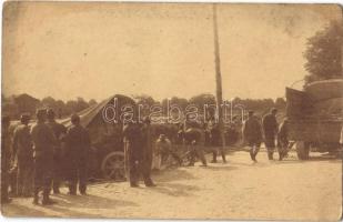 Első világháborús osztrák-magyar felborult szekér katonákkal / WWI K.u.K. (Austro-Hungarian) military, overturned horse cart with soldiers. photo