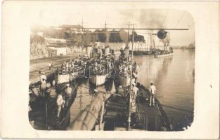 Zadar, Zara; Osztrák-magyar haditengerészet torpedónaszádjai a kikötőben matrózokkal / K.u.K. Kriegsmarine Torpedoboot / Austro-Hungarian Navy torpedo boats at the port, mariners. photo (Rb)