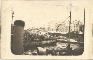 Pola, Pula;  Osztrák-Magyar Monarchia haditengerészetének torpedónaszádjai a kikötőben télen / K.u.K. Kriegsmarine Torpedoboote / WWI Austro-Hungarian Navy torpedo boats at the port in winter. photo  (Rb)