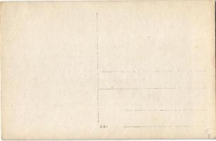 Gőzbárka daruval való felemelése osztrák-magyar haditengerészet csatahajójába, matrózok / K.u.K. Kri...