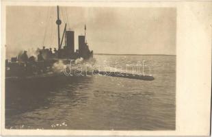 1916 Pola, Osztrák-magyar torpedónaszád egy torpedó kilövésének pillanatában, matrózok / K.u.K. Kriegsmarine Torpedoboot, Torpedo los / Austro-Hungarian Navy torpedo boat in the moment of firing a torpedo, mariners.