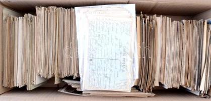 Kb. 1500 db RÉGI francia képeslap dobozban. Vegyes minőség / Cca. 1500 pre-1950 French postcards in ...