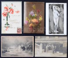 Kb. 600 db főleg RÉGI motívum képeslap dobozban: művészlapok, virág, üdvözlő. Vegyes minőség / Cca. 600 mostly pre-1950 motive postcards in a box: art, flower, greeting. Mixed quality