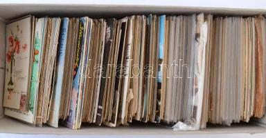 Kb. 600 db főleg RÉGI motívum képeslap dobozban: művészlapok, virág, üdvözlő. Vegyes minőség / Cca. ...