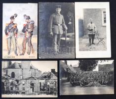 Kb. 900 db RÉGI katonai motívum képeslap dobozban. Vegyes minőség / Cca. 900 pre-1950 military motiv...