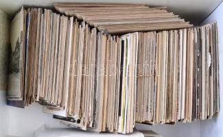 Kb. 900 db RÉGI katonai motívum képeslap dobozban. Vegyes minőség / Cca. 900 pre-1950 military motiv...