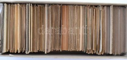 Kb. 1000 db RÉGI francia képeslap dobozban: csak Párizs. Vegyes minőség / Cca. 1000 pre-1950 French ...