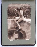 Kb. 43 db RÉGI motívum képeslap albumban: erotikus, meztelen. Vegyes minőség / Cca. 43 pre-1950 motive postcards in album: erotic nudes. Mixed quality