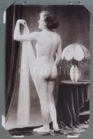Kb. 43 db RÉGI motívum képeslap albumban: erotikus, meztelen. Vegyes minőség / Cca. 43 pre-1950 moti...