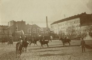 1906 Budapest, lovaskatonák (huszárok) gyakorlatozás közben a laktanya udvarán / Hungarian cavalrymen (hussars) training on the courtyard of the barracks. photo