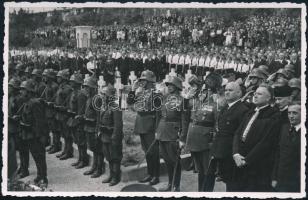 1941 Délvidék, a vérengzés hősi halottainak temetése, katonatisztekkel és honvédekkel, fotólap, 9x13 cm