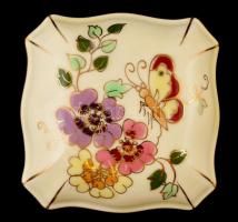 Zsolnay pillangómintás porcelán dobozka, kézzel festett, jelzett, máz alatti repedésekkel, 8×8×4 cm