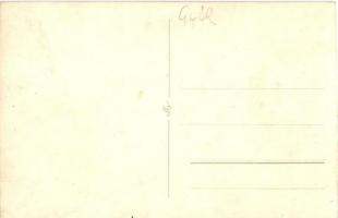 Kismegyer (Győr), vasútállomás, gyerekek csoportképe, vasutasok, Schmoll cipőpaszta reklámja a falon...