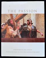 The Passion. Photography from the Movie The Passion of the Christ. Szerk.: Bonne Steffen. hn., 2004, Icon. Kiadói kartonált papírkötés, kiadói papír védőborítóban. Ajándékozási sorokkal két azonosítatlan személytől, a megjelenés napjára dátumozva, (2004. augusztus 28.)
