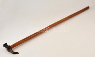 Juhászbot, modern fa nyéllel, fém részén repedéssel, h: 100 cm