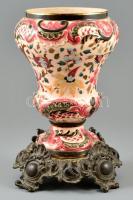 cca 1890 Fischer? urna váza formájú lámpatest fém talapzattal, jelzés nélkül, kézzel festett porcelánfajnász, kopott, m:29 cm