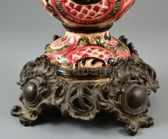 cca 1890 Fischer? urna váza formájú lámpatest fém talapzattal, jelzés nélkül, kézzel festett porcelá...