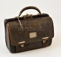 Retró orvosi táska, kulccsal, kopott, 29×15×20 cm