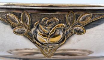 Rendkívül dekoratív osztrák ezüstözött alpakka  kínáló, üvegbetéttel, d: 23 cm