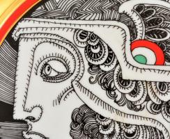 Hollóházi Szász Endre tervezte falitál, matricás, jelzett (Hollóháza Szász-Studió Limited), kopásnyo...