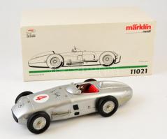 Märklin 11021 Mercedes W 196 fém felhúzós versenyautó, több funkcióval, limitált kiadás, eredeti dobozában, kulcs nélkül, / Märklin racing car, large modell in original box. 33 cm