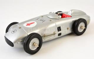 Märklin 11021 Mercedes W 196 fém felhúzós versenyautó, több funkcióval, limitált kiadás, eredeti dob...