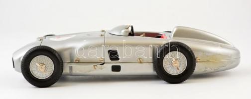 Märklin 11021 Mercedes W 196 fém felhúzós versenyautó, több funkcióval, limitált kiadás, eredeti dob...