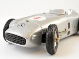 Märklin 11021 Mercedes W 196 fém felhúzós versenyautó, több funkcióval, limitált kiadás, eredeti dob...