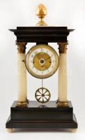 XIX. sz. Biedermeier asztali óra, negyedütős, ingás szerkezettel, alabástrom oszlopokkal. Müködő, szép állapotban, kulccsal / Biedermeier clock with mechanics striking quarter and half. Albaster columns, Works well 62 cm